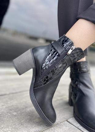 Стильные кожаные женские ботинки на молнии демисезонные широкий каблук лаковые вставки2 фото