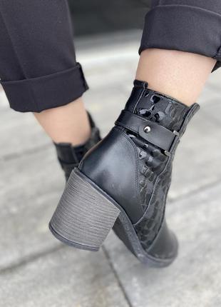 Стильные кожаные женские ботинки на молнии демисезонные широкий каблук лаковые вставки3 фото