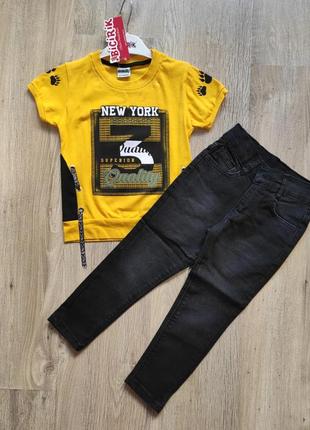 Яскравий дитячий костюм.