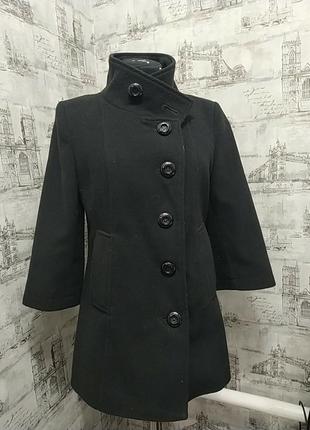 Черное кашемировое пальто, короткое по фигуре