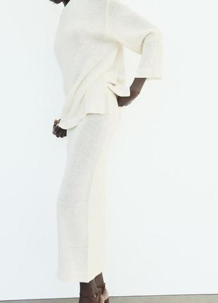 Ровная трикотажная юбка средней длины со льном3 фото