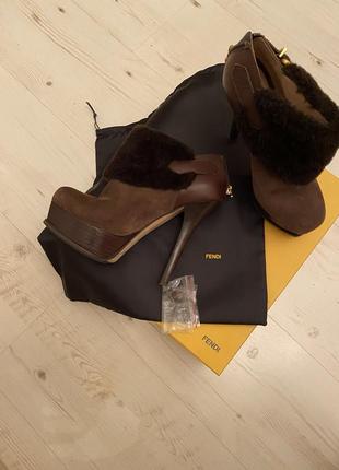 Кожаные батильоны на каблуке fendi оригинал