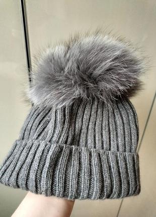 Шапка з сірим понпоном