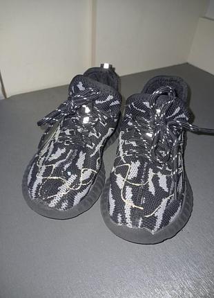 Легенькі кросівки на шнурках 👟