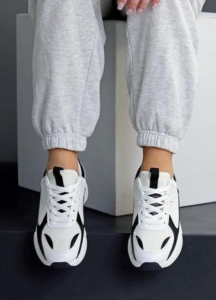Комбинированные фактурные белые кроссовки с черными вставками8 фото