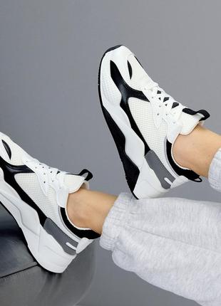 Комбинированные фактурные белые кроссовки с черными вставками10 фото