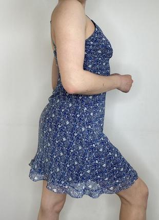 Платье мини шифоновая синяя в цветочный принт на бретелях v-образными вырезом4 фото