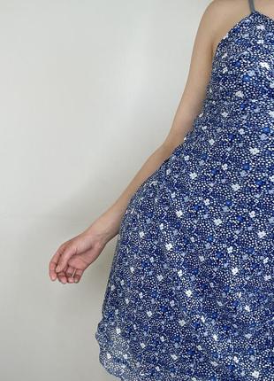 Платье мини шифоновая синяя в цветочный принт на бретелях v-образными вырезом8 фото