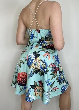 Платье мини бирюзовое в цветочный принт на бретелях v-образными вырезом4 фото