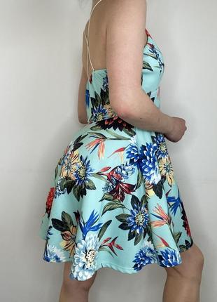 Платье мини бирюзовое в цветочный принт на бретелях v-образными вырезом5 фото