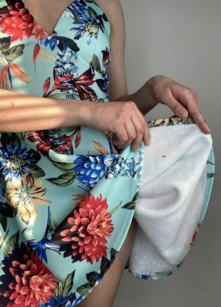 Сукня міні бірюзова у квітковий принт на бретелях v-подібними вирізом9 фото