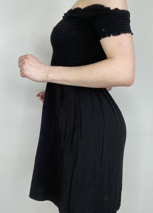 Черное платье с открытыми плечами солнце-клеш2 фото