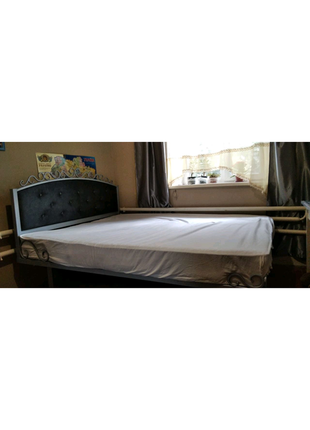 Ліжко з металевим каркасом.2 фото