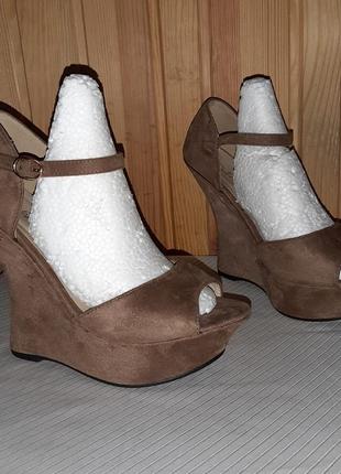 Босоножки цвета капучино на высокой танкетке и подошве для стриппластики и пилатеса