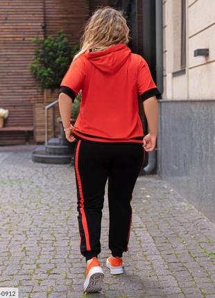 Молодіжний жіночий костюм для прогулянок із двонитки футболка з капюшоном та штани з лампасами батал арт 82210 фото