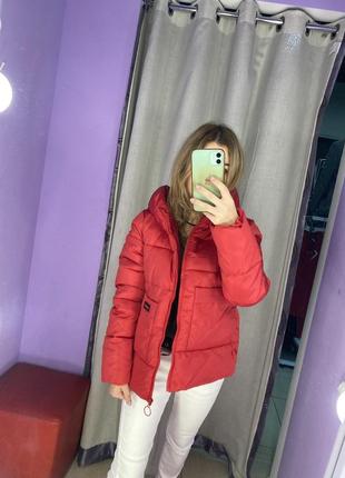 Куртка червона
