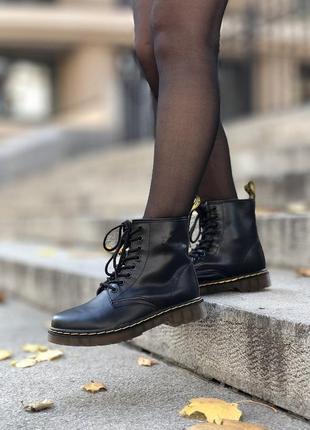 Трендовые женские ботинки полусапожки dr. martens чёрные7 фото