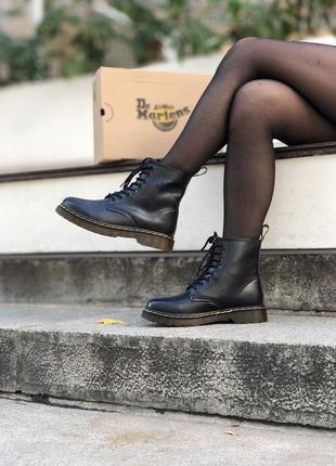 Трендовые женские ботинки полусапожки dr. martens чёрные4 фото