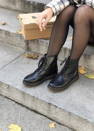 Трендовые женские ботинки полусапожки dr. martens чёрные3 фото