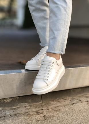 Шикарні жіночі кросівки alexander mcqueen білі3 фото
