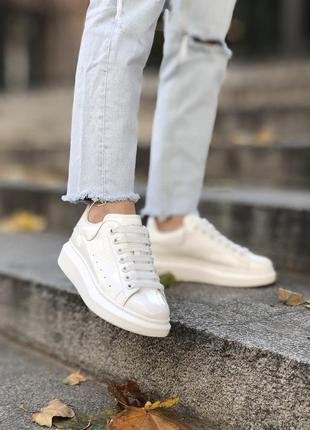 Шикарні жіночі кросівки alexander mcqueen білі5 фото