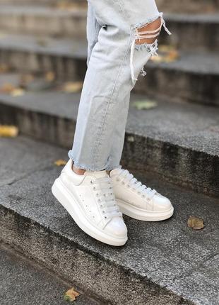 Шикарні жіночі кросівки alexander mcqueen білі8 фото