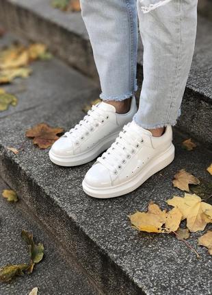 Шикарні жіночі кросівки alexander mcqueen білі10 фото