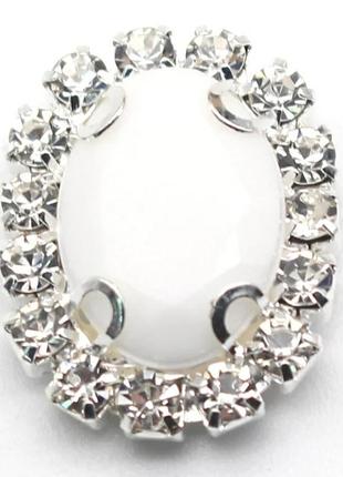 Камень в серебристой оправе 2*2,3 см белый