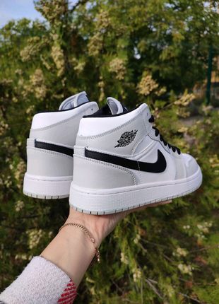 Женские кроссовки nike air jordan 1 mid light smoke grey9 фото