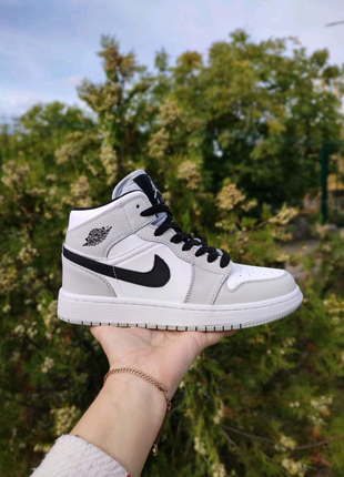 Женские кроссовки nike air jordan 1 mid light smoke grey13 фото