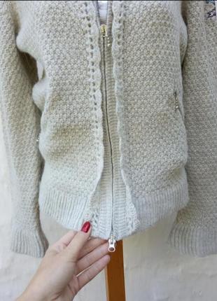 Интересный вязаный  шерстяной пуловер на молнии с вышевкой .2 фото