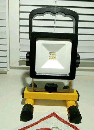 Прожектор / лампа со встроенным аккумулятором.2 фото