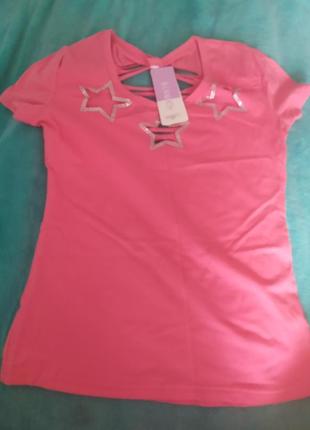 Футболка тянется с биркой