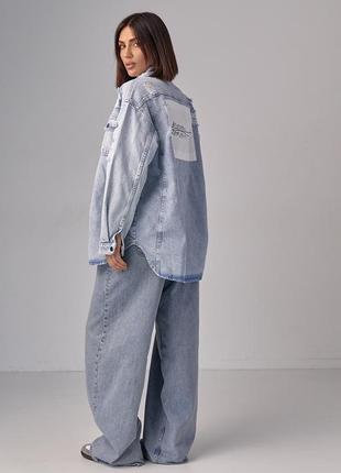 Женская джинсовая рубашка с рваным декором2 фото