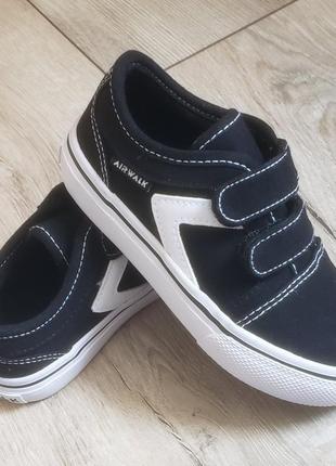 Детские кроссовки