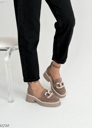 Темно бежевые коричневые натуральные замшевые закрытые босоножки туфли с ремешком цепочкой на толстой подошве замш беж5 фото