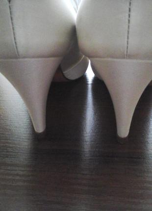 Атласные туфельки с открытым носочком на среднем каблуке2 фото