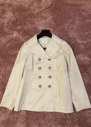 Бежевая куртка на пуговицах