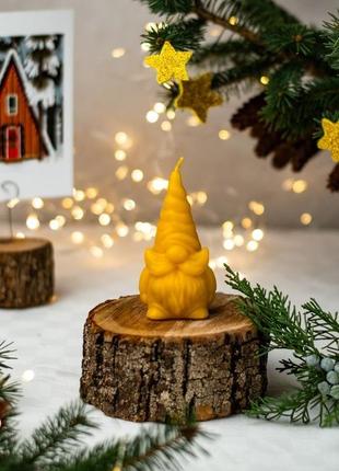 Свічка з бджолиного воску «новорічний гномик»1 фото