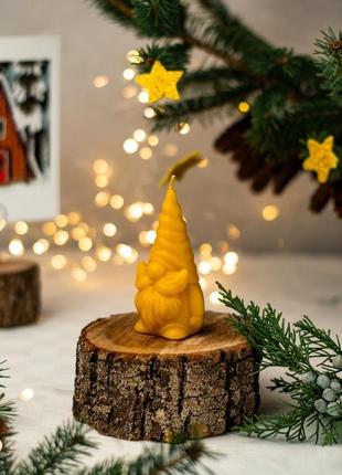 Свічка з бджолиного воску «новорічний гномик»2 фото