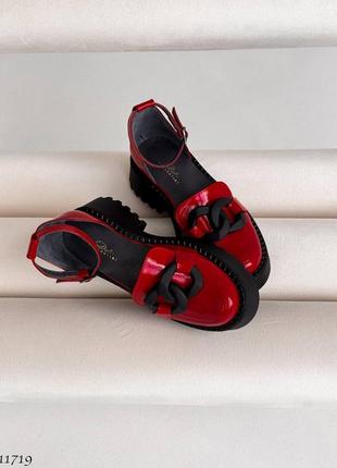 Стильні глянцеві лаковані червоні туфлі босоніжки із закритим носиком на чорній тракторній підошві з ремінцем ланцюжком