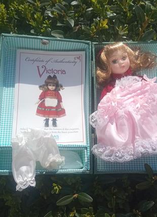 Фарфоровая кукла с сертификатом аутентичности .новая