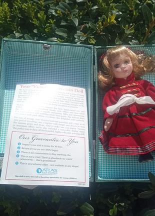 Фарфоровая кукла с сертификатом аутентичности .новая