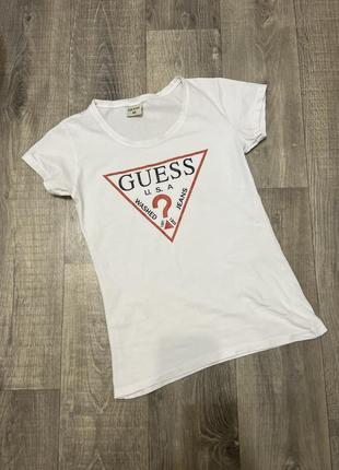 Біла футболка по фігурі guess1 фото