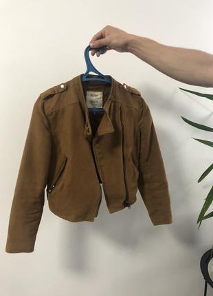 Легкая курточка косуха под замш bershka