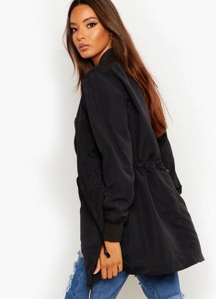 Жіноча довга куртка бомбер чорного кольору boohoo2 фото