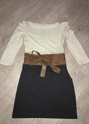 Плаття з шкіряним поясом.