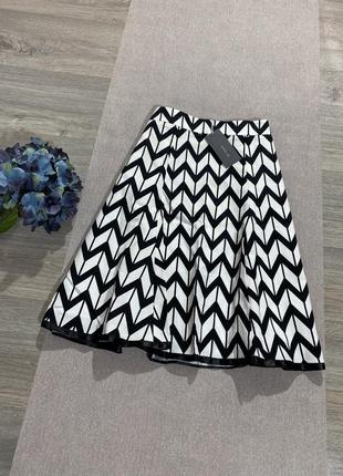 Новая! актуальная коттоновая юбка в геометрический принт.1 фото