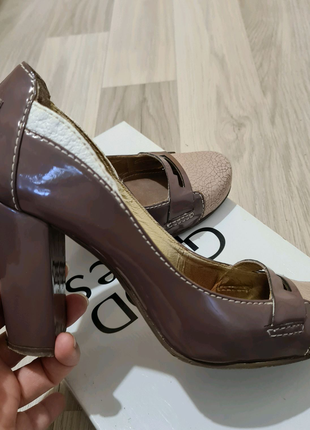 Лаковані туфельки жіночі