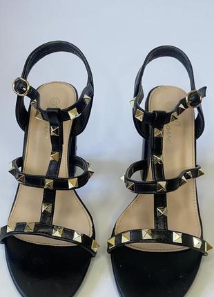 Босоножки в стиле valentine